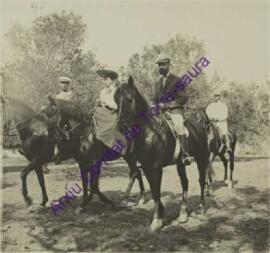 Bernardo Magín Olives i Olives, cinquè comte de Torre-saura, gaudint d'un passeig a cavall amb un...