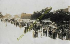Visita de la infanta Isabel de Borbó a Ciutadella durant el seu recorregut en un dels carruatges ...