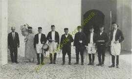 Comitiva des Be de les festes de Sant Joan de Ciutadella del bienni 1934-1935, amb el caixer seny...