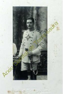 Retrat d'estudi de Bernardo Ignacio Olives i Olives, cinquè comte de Torre-saura, amb l'uniforme ...