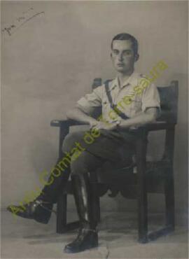 Retrat d'estudi de José María Olives i Ponsich amb l'uniforme d'alferes