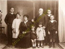 Retrat d'estudi de la família de Faustino Olives i Saura