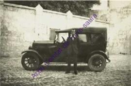 José María Olives i Ponsich davant el seu Alfa-Romeo al pati del palau del comtat de Torre-saura