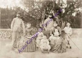 Gabriel Olives i Saura, quart comte de Torre-saura, amb la seva família al lloc de Torre-saura